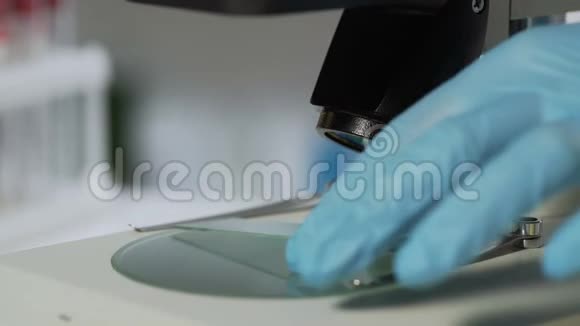 科学家用病毒样本在显微镜下观察幻灯片医学研究视频的预览图