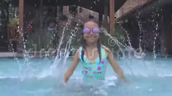 女孩子在水池里泼水的慢动作视频的预览图