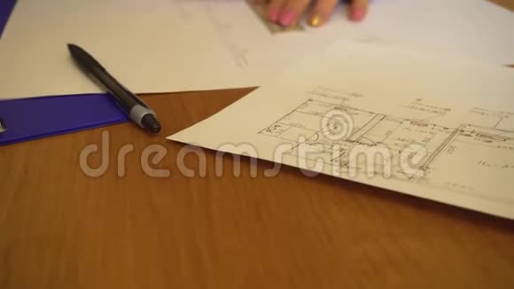 女工程师建筑师绘制草图视频的预览图