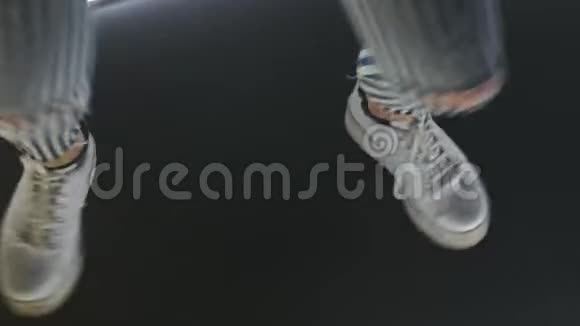 头顶的舞者的平台鞋提示视频的预览图