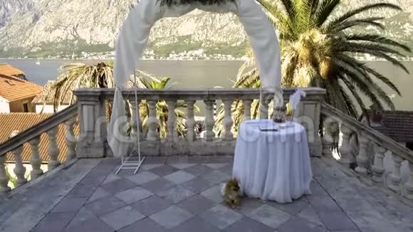在群山的背景下的婚礼拱门视频的预览图