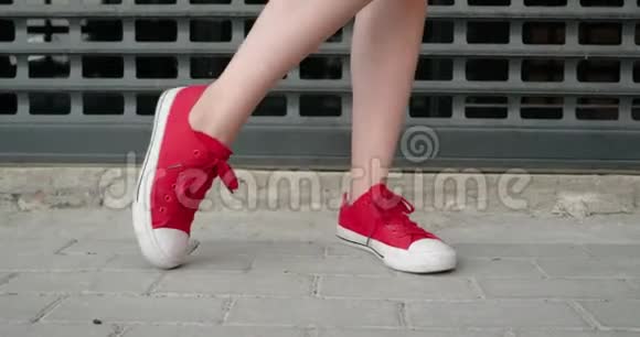 穿红色运动鞋的女人做运动视频的预览图