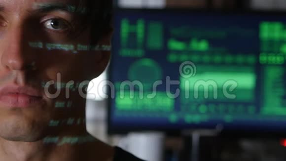 带有绿色代码字符的人程序员黑客肖像在他的脸上背景是一台计算机视频的预览图