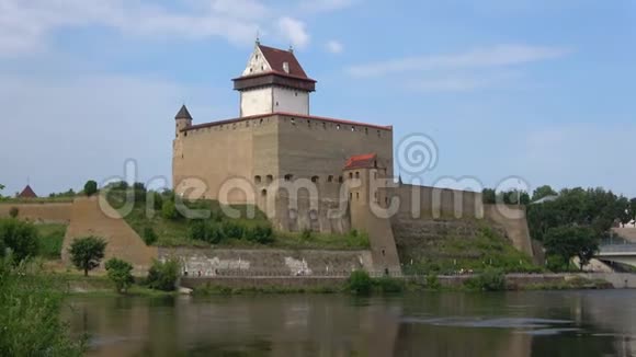 八月日纳瓦河两岸赫尔曼城堡的景色爱沙尼亚视频的预览图