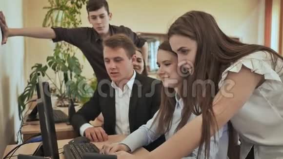 高中生对电脑上的任务感到困惑俄罗斯学校视频的预览图