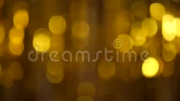 喜庆的金色长筒在灯光下闪烁视频的预览图