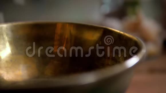 干巴马提饭落在木金金属碗桌上从手女人慢动作特写宏观特写视频的预览图