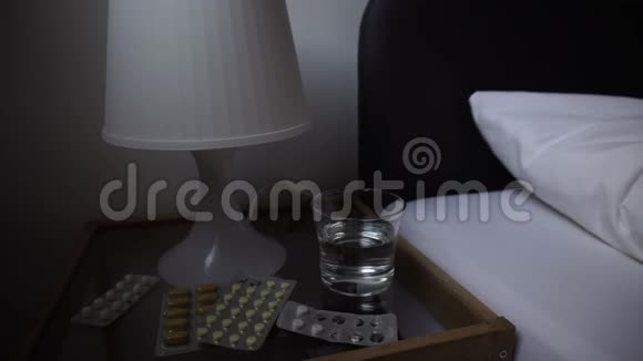 自我治疗的概念病人睡得不好药房里倒了杯水视频的预览图