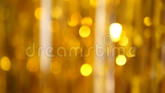 喜庆的金色长筒在灯光下闪烁视频的预览图