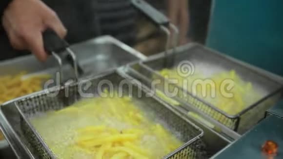在深油炸锅里煮薯条的过程视频的预览图
