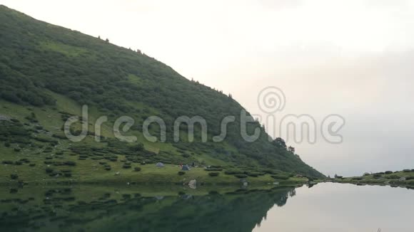 喀尔巴阡山脉早晨的湖光山色视频的预览图