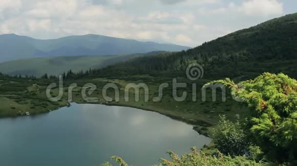 时间表喀尔巴阡山脉美丽的山湖视频的预览图