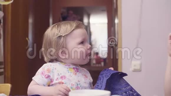 小女婴吃奶笑视频的预览图