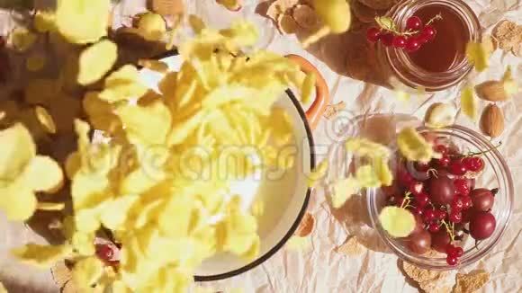 在羊皮纸上有一个碗碗里有雪花和浆果靠近蜂蜜视频的预览图