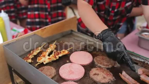 肉小切香肠用开水在炉子上煎视频的预览图