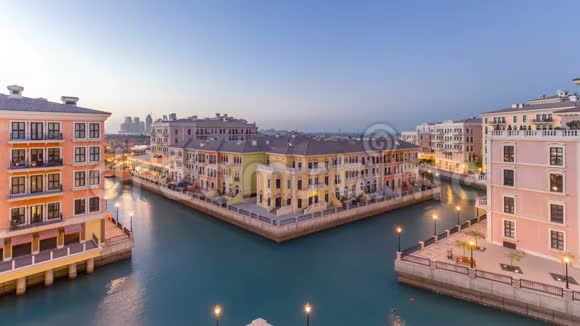 运河鸟瞰威尼斯般的QanatQuartier珍珠区多哈白天到夜间卡塔尔视频的预览图