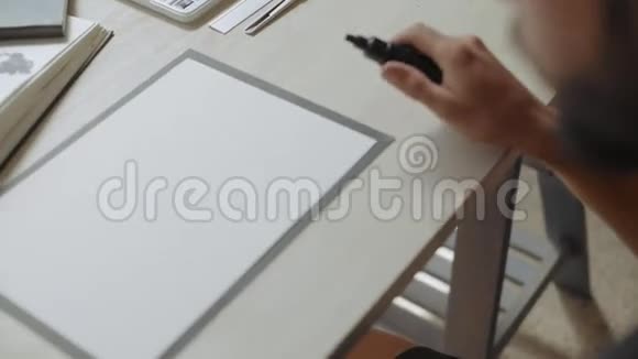 插图设计师写空纸字是视频的预览图