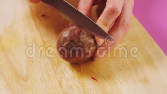 俯视图女手用刀切水果在木板上马拉库亚天然健康食品的概念视频的预览图