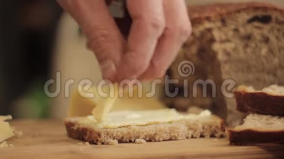 在木板上切割奶酪特写男子手拿刀视频的预览图