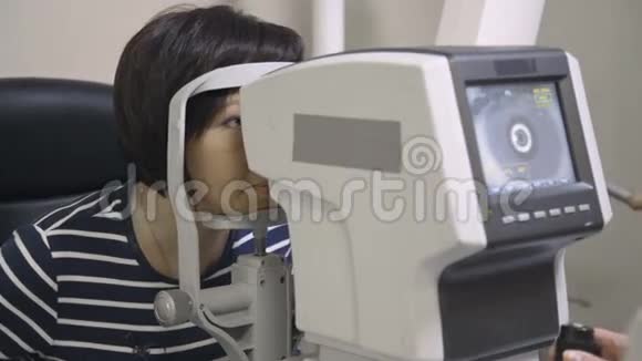 眼科医生在临床上检查病人眼睛视频的预览图