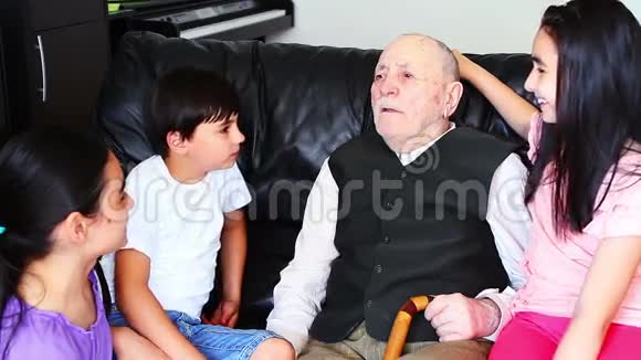 祖父和孙子视频的预览图