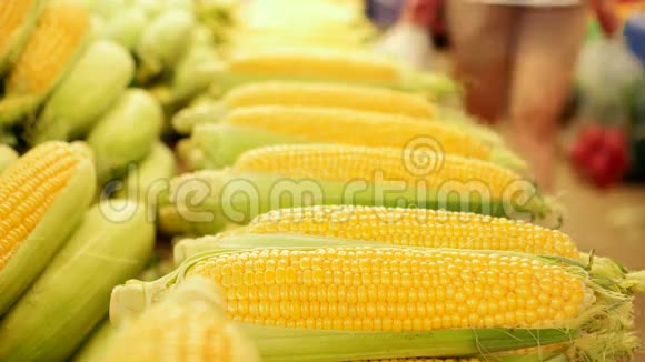 新鲜玉米在市场上视频的预览图