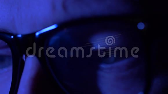 眼镜中的眼睛反映计算机代码视频的预览图