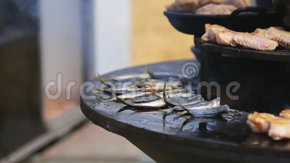 烤马鲭鱼和鸡翅在圆形烤肉上烤视频的预览图