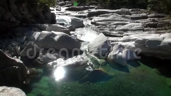韦尔扎斯卡山河绿松石水中阳光的反射视频的预览图