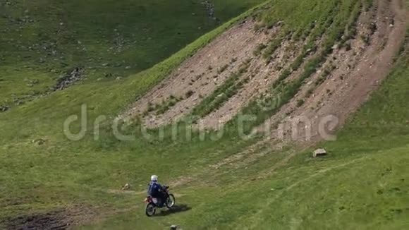 莫托科罗斯赛车手上升到山上视频的预览图