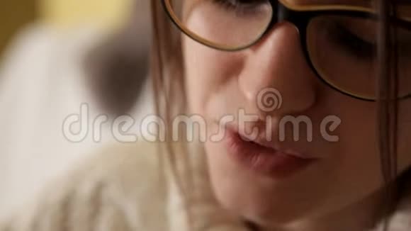 一个戴眼镜的年轻女孩在吃薯片晚上好众议院视频的预览图