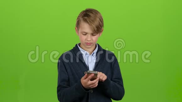 孩子在打电话尖叫绿色屏幕视频的预览图