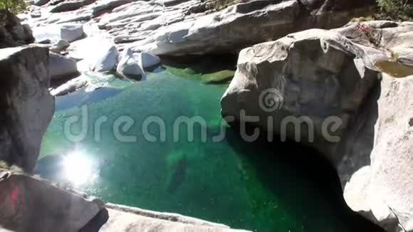 韦尔扎斯卡山河绿松石水中阳光的反射视频的预览图