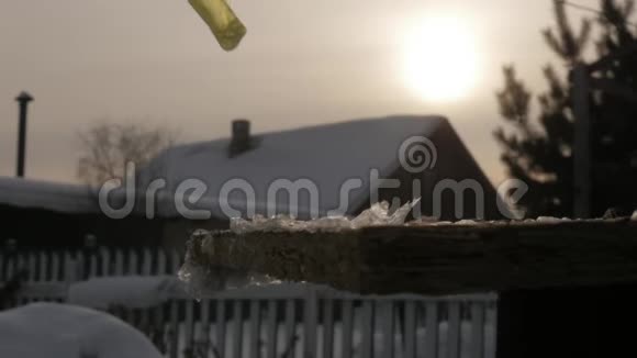 冰纹在肥皂泡上慢慢生长皂泡冻结并形成晶体冬天的背景慢动作视频的预览图