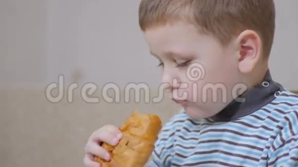 快乐男孩吃羊角面包和拇指向上视频的预览图