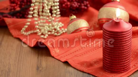 红色的圣诞蜡烛点燃了除了圣诞树球和装饰物品视频的预览图