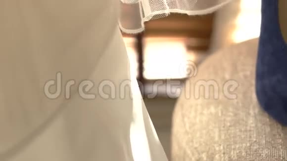 鞋跟上的结婚戒指视频的预览图