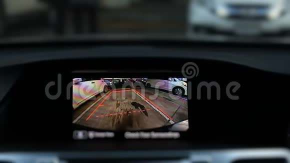 在停车场开着车后摄像头视频的预览图