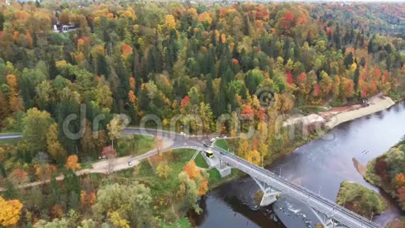 在拉脱维亚的金秋季节在高贾河上空鸟瞰希古达桥和缆车视频的预览图