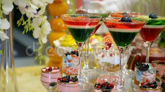 玻璃婚礼中的五彩水果甜点果冻庆祝晚餐食物设计幻灯片视频的预览图