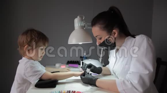 一位专业的美甲师为小女孩修指甲视频的预览图