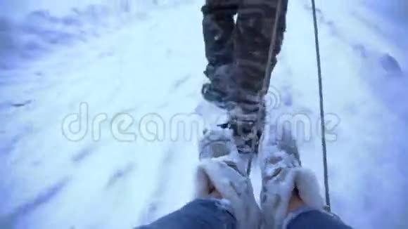 男人把女孩卷在雪橇上视频的预览图