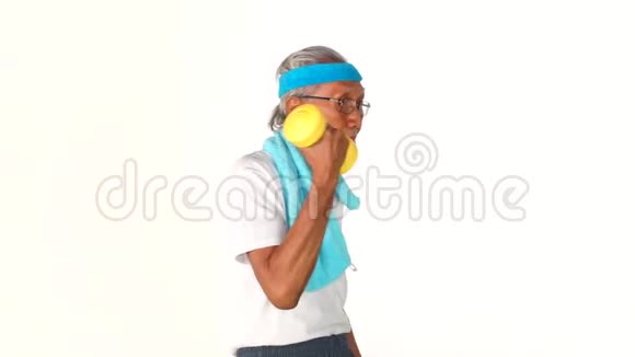 老人用哑铃锻炼身体视频的预览图