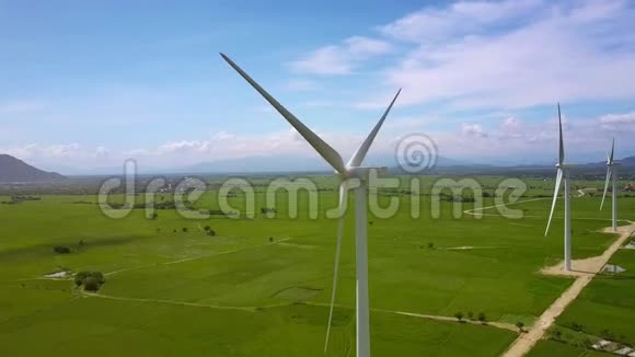生态风力涡轮机在野外全景上旋转视频的预览图
