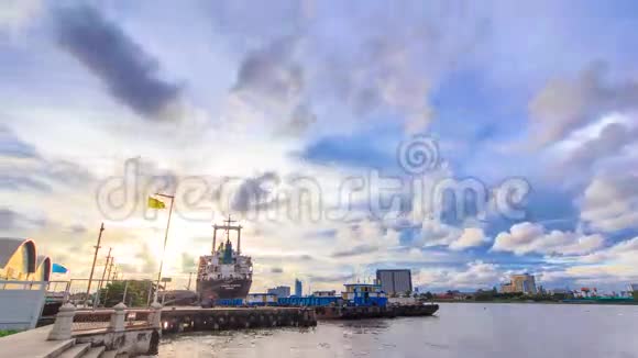 码头和多云的天空视频的预览图