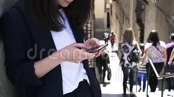 托莱多大街上有智能手机的女商人视频的预览图