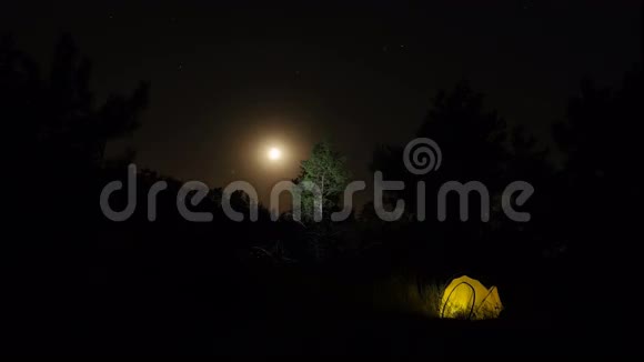 夜空中月亮的移动视频的预览图