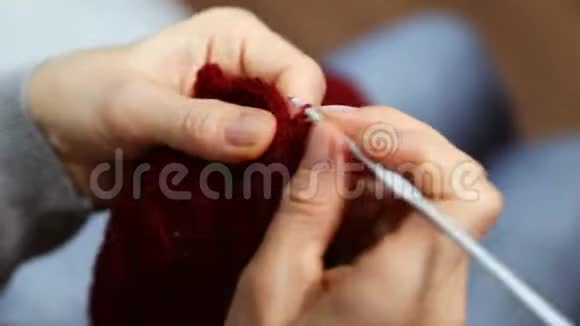 贴身女人手织红色勃艮第毛纱视频的预览图