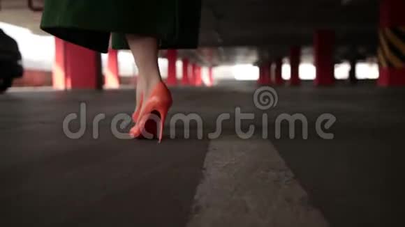 优雅的女性腿走路停在车上视频的预览图