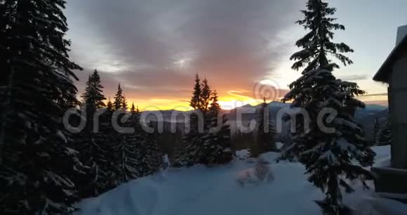美丽的冬季景观夕阳在山上4k视频视频的预览图